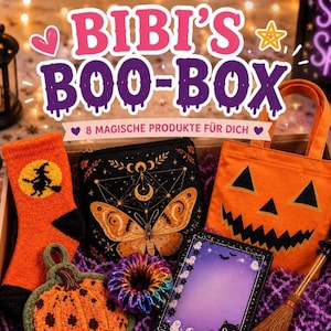 Può includere: Una scatola regalo con l'etichetta BIBI'S BOO-BOX contenente una borsa tote arancione a forma di zucca, una pochette nera con disegno di falena, calzini arancioni con grafica di strega, un elastico per capelli arcobaleno e un blocco note.