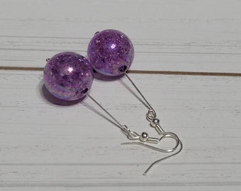 Boucles d'oreilles longues boule violettes, Boucles d'oreilles pendantes violettes, Boucles d'oreilles pendantes mauves, Boucles d'oreilles craquelées violettes, Boucles d'oreilles pendantes boule, Boucles d'oreilles pendantes boule