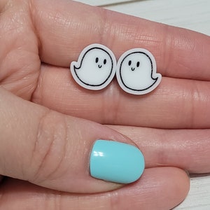 Kawaii Ghost Earrings, Ghost Stud Earrings, Ghost Studs, White Ghost Earrings, Halloween Earrings, Engraved Halloween Studs, Halloween Ghost