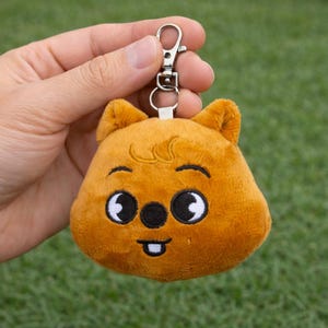 Peut inclure: Panneau en bois rustique avec l'inscription "Welcome to our porch" en lettres blanches. Le panneau présente une finition vieillie et un design simple et accueillant.