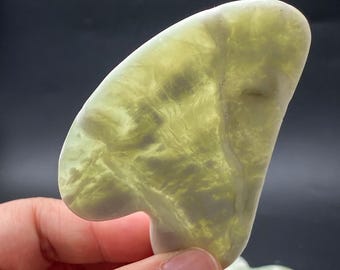 Gua Sha de jade natural / Herramienta de masaje facial y de cuello tallada a mano / Ritual tradicional de bienestar / Listo para regalar