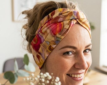 Diadema flexible hecha a mano, un accesorio para el cabello único y cómodo.