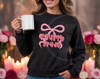 Maestra de cuarto grado con estampado de leopardo PNG: Diseño elegante de lazo rosa coqueto