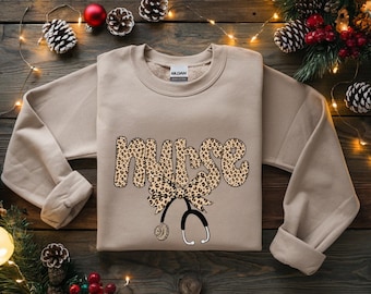 Enfermera coqueta con estampado de guepardo (PNG), clipart de enfermera seductora con estetoscopio