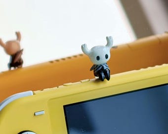 Hollow Knight inspired Sitting Mini Figure | Handmade Clay Switch Hipper | Fanmade Gamer Monitor Buddy