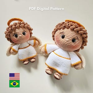 Puede incluir: Dos muñecas de ángel hechas a mano con ganchillo. Los ángeles tienen piel clara, cabello castaño rizado y visten túnicas blancas con ribetes dorados. Tienen pequeñas alas y halos. La imagen incluye el texto "PDF Digital Pattern" y las banderas de EE. UU. y Brasil.