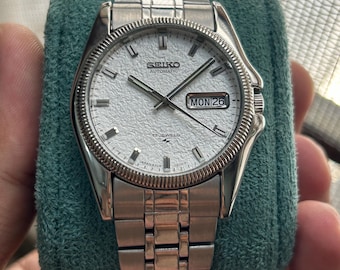 Vintage Seiko Automatic Watch – White Textured Dial, Day/Date, 17 Jewels, Refurbished