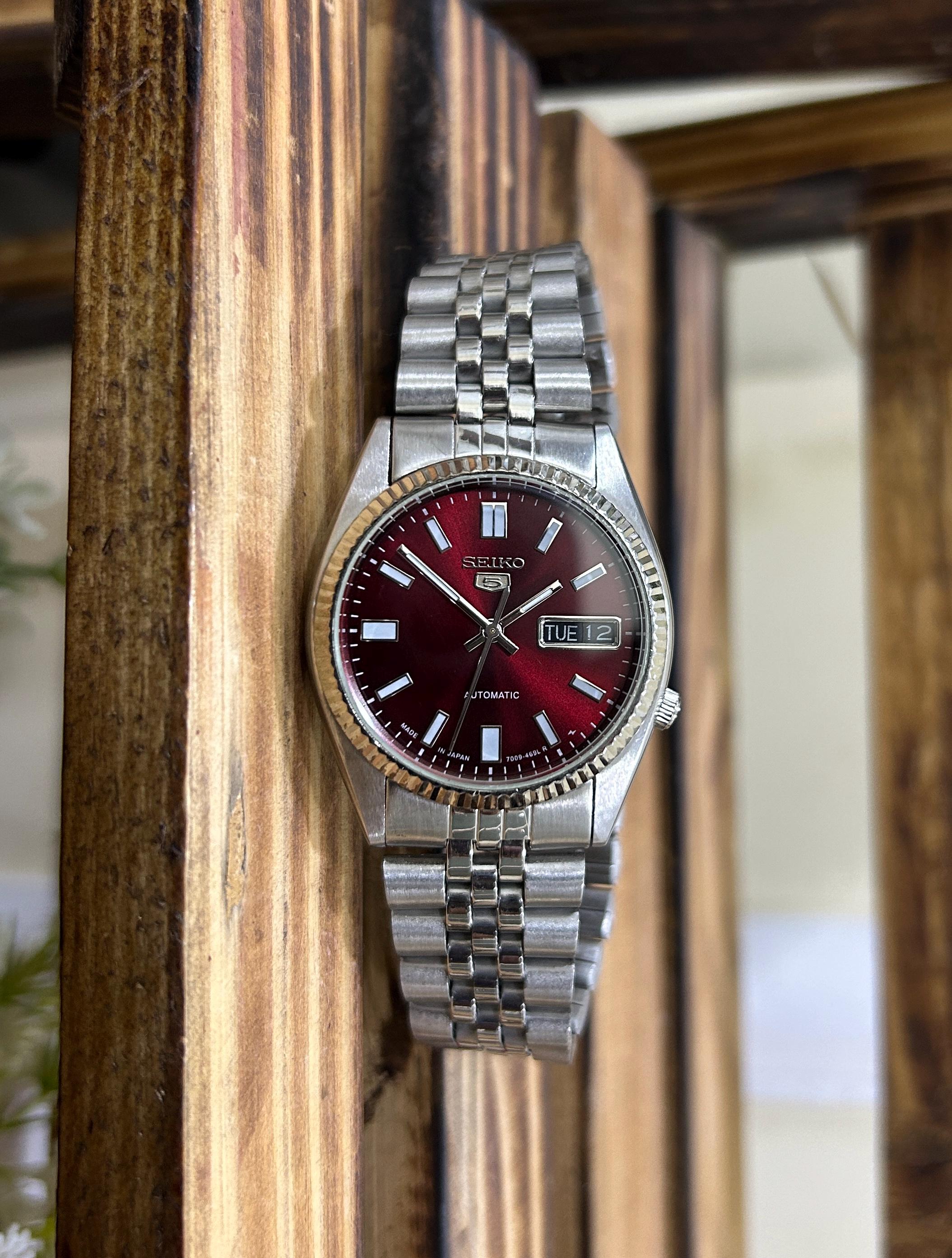 Vintage Seiko 5 Automatic Fluted Bezel Red Dial Japan Men's Watch