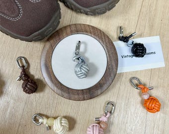 Charm de cuero hecho a mano para zapatillas, accesorio de cordones con nudo tejido, charm minimalista bohemio para zapatillas, regalo estético para bolsos para mujeres.
