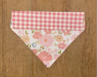 Pañuelo para perro rosa con estampado floral y vichy – Pañuelo pequeño para llevar sobre el collar
