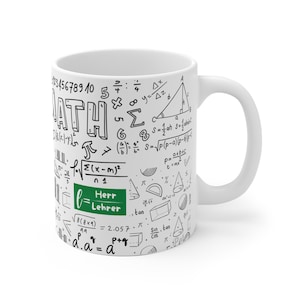 Könnte beinhalten: Ein weißer Keramikbecher mit einem schwarzen Aufdruck aus verschiedenen mathematischen Formeln, geometrischen Formen und dem Wort MATH. Ein grünes Rechteck enthält den weißen Text Herr Lehrer inmitten der Gleichungen.
