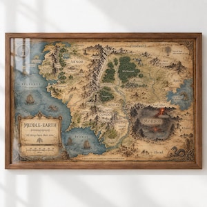 Può includere: Una mappa incorniciata della Terra di Mezzo con topografia dettagliata, catene montuose, foreste e specchi d'acqua. La mappa include etichette per regioni come Arnor, Gondor e Mordor, con un riquadro del titolo che riporta Middle-earth e All things have their time.