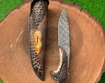 Handsmidd hamrad stålkniv | Hornhandtag | Specialdesignad jaktkniv | Läderslida | Bushcraft | Gåva