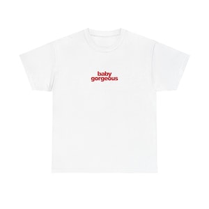 Lisa Barlow-inspirerad | RHOSLC | minimalistisk röd t-shirt med manustext