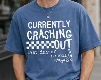 Camiseta divertida para profesores con el mensaje "Actualmente desplomándose" en las vacaciones de verano: Camiseta Comfort Colors para el último día de clases.