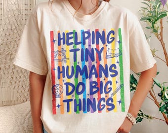 Camiseta "Ayudando a los pequeños humanos a hacer grandes cosas": Camiseta para profesores de Comfort Colors, regalo de agradecimiento para profesores.