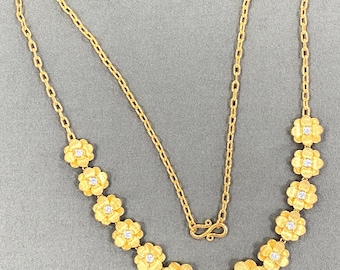 Conjunto de joyas florales, collar, pendientes y anillo chapados en oro y plata de ley, con piedras de circonita cúbica.