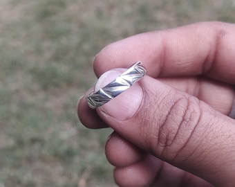 Anillo triangular minimalista de plata de ley con diseño geométrico apilable