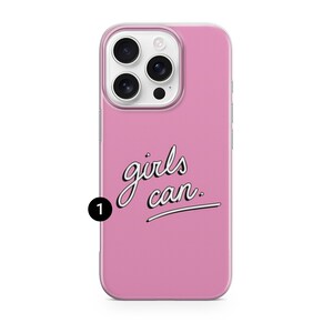 Puede incluir: Una funda de smartphone rosa con una c&aacute;mara de triple lente en la parte superior. La parte posterior de la funda muestra el texto blanco "girls can." en una fuente cursiva con una sombra negra y una l&iacute;nea horizontal bajo la palabra can.