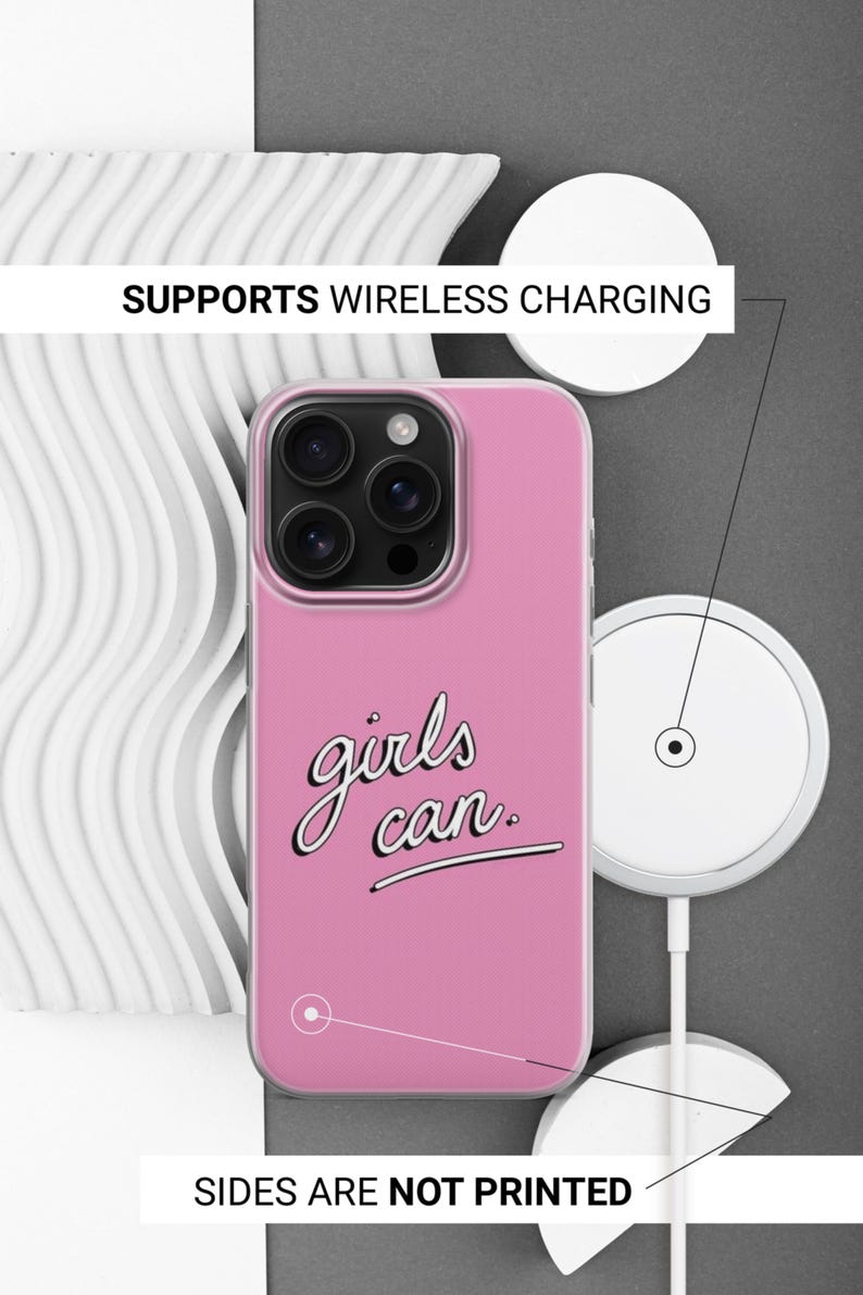 Puede incluir: Una funda de smartphone rosa con el texto negro "girls can." en letra cursiva. La funda tiene un recorte para una c&aacute;mara de tres lentes. El texto indica que es compatible con carga inal&aacute;mbrica y que los laterales no est&aacute;n impresos.