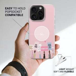 Puede incluir: Una funda de smartphone rosa claro con un gr&aacute;fico de manos sosteniendo carteles de protesta con texto que incluye GRL PWR y WOMEN CAN. La funda tiene un anillo magn&eacute;tico circular en el centro, es compatible con PopSockets, ligera y flexible.