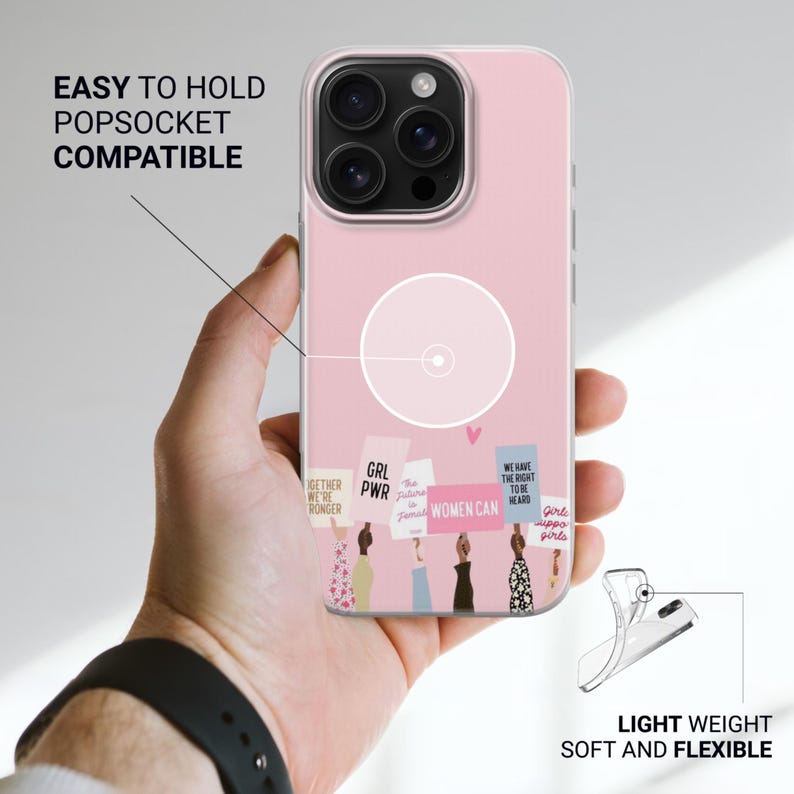 Puede incluir: Una funda de smartphone rosa claro con un gr&aacute;fico de manos sosteniendo carteles de protesta con texto que incluye GRL PWR y WOMEN CAN. La funda tiene un anillo magn&eacute;tico circular en el centro, es compatible con PopSockets, ligera y flexible.