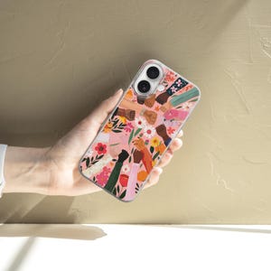 Puede incluir: Una funda de tel&eacute;fono transparente con una ilustraci&oacute;n colorida de diversas manos levantadas en solidaridad, intercaladas con patrones florales en tonos rosa, rojo, amarillo y blanco sobre un fondo transparente.