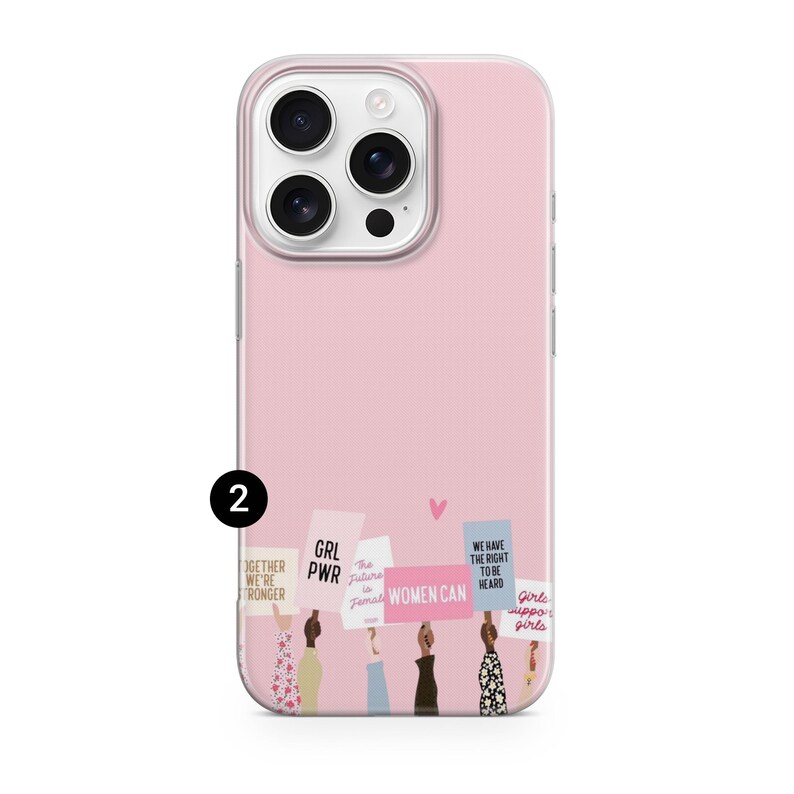 Puede incluir: Una funda de smartphone rosa claro con un gr&aacute;fico de varias manos sosteniendo carteles de protesta con texto que incluye GRL PWR, WOMEN CAN y WE HAVE THE RIGHT TO BE HEARD. El dise&ntilde;o incluye un peque&ntilde;o coraz&oacute;n rosa y diversos patrones de mangas.