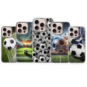 Puede incluir: Una colección de fundas para teléfonos con diseños de balones de fútbol. Las fundas muestran varios gráficos temáticos de fútbol, incluyendo un balón en una red, una escena de estadio y primeros planos de balones. Las fundas son transparentes con patrones de balones de fútbol en blanco y negro.