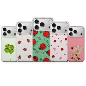 Könnte beinhalten: Fünf Handyhüllen mit verschiedenen Designs. Eine zeigt ein vierblättriges Kleeblatt, eine andere Marienkäfer, und eine dritte Marienkäfer und Blumen auf grünem Hintergrund. Die anderen beiden Hüllen haben Marienkäfer und florale Designs auf weißem und rosa Hintergrund.