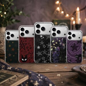 Peut inclure: Cinq coques de smartphone présentant divers motifs, notamment des chats noirs, des spirales et des étoiles. Les coques arborent des palettes de couleurs vert foncé, rouge profond, noir pailleté, violet foncé et violet clair avec des chats.