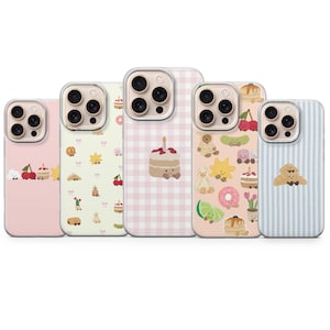 Puede incluir: Cinco fundas para teléfono con varios diseños. Las fundas presentan ilustraciones de pasteles, cerezas y otros gráficos lindos con temática de comida. Las fundas tienen un borde transparente y son en tonos de rosa, verde y azul.