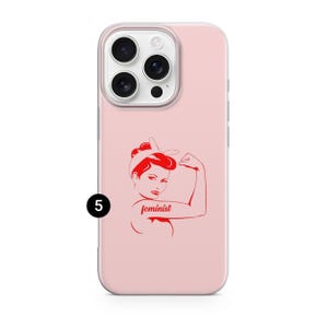 Puede incluir: Una funda de smartphone rosa claro con una ilustraci&oacute;n de l&iacute;nea roja de una persona con pa&ntilde;uelo en la cabeza flexionando el brazo. La palabra feminist est&aacute; impresa en una fuente cursiva roja sobre el b&iacute;ceps. Un c&iacute;rculo negro con el n&uacute;mero 5 es visible.