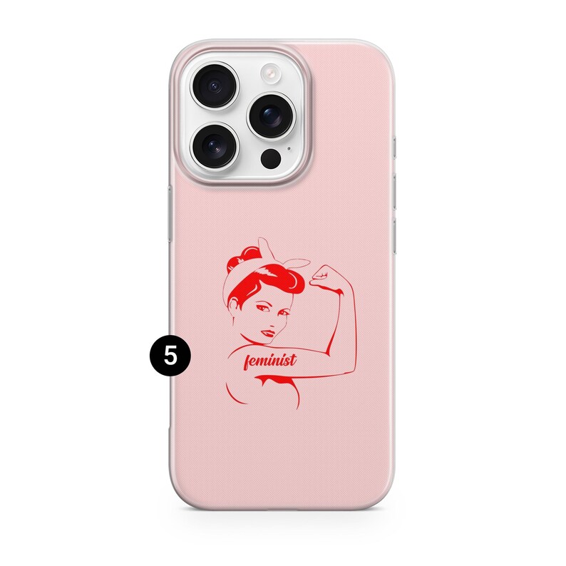 Puede incluir: Una funda de smartphone rosa claro con una ilustraci&oacute;n de l&iacute;nea roja de una persona con pa&ntilde;uelo en la cabeza flexionando el brazo. La palabra feminist est&aacute; impresa en una fuente cursiva roja sobre el b&iacute;ceps. Un c&iacute;rculo negro con el n&uacute;mero 5 es visible.