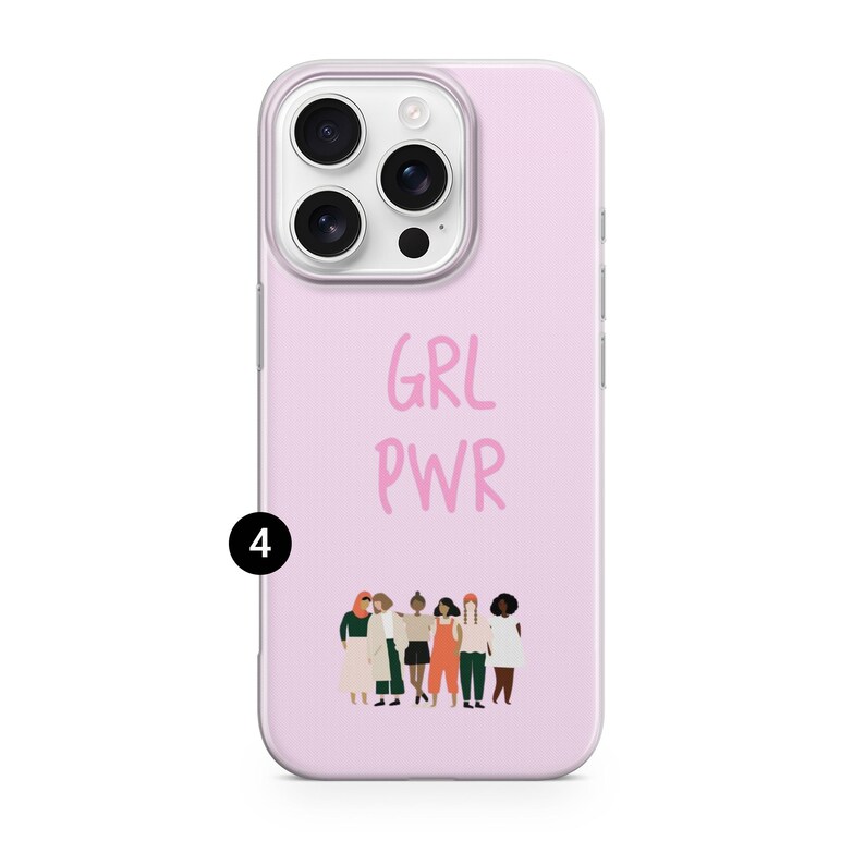 Puede incluir: Una funda de smartphone rosa claro con el texto GRL PWR en una fuente manuscrita sobre una ilustraci&oacute;n gr&aacute;fica de seis personas diversas de pie en fila, vistiendo atuendos variados en tonos apagados de verde, naranja y blanco.