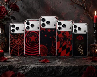 Puede incluir: Cinco fundas transparentes para smartphone dispuestas en fila, cada una con diseños gráficos en rojo y negro que incluyen una telaraña, una estrella con círculos concéntricos, estrellas celestiales, un patrón de cuadros con una estrella y una mano esquelética sosteniendo una rosa.