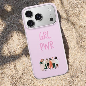 Puede incluir: Una funda de smartphone de color rosa claro con el texto GRL PWR en una fuente manuscrita sobre una ilustraci&oacute;n gr&aacute;fica de seis figuras diversas de pie en fila, con una triple lente de c&aacute;mara visible en la parte superior del dispositivo.