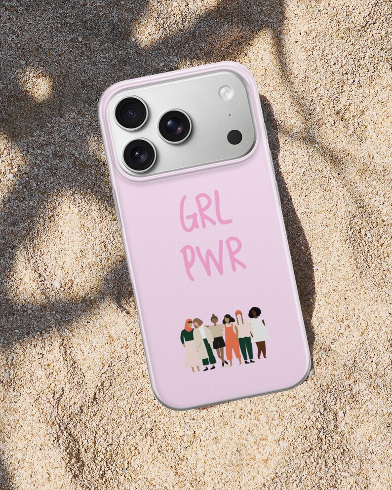 Puede incluir: Una funda de smartphone de color rosa claro con el texto GRL PWR en una fuente manuscrita sobre una ilustraci&oacute;n gr&aacute;fica de seis figuras diversas de pie en fila, con una triple lente de c&aacute;mara visible en la parte superior del dispositivo.