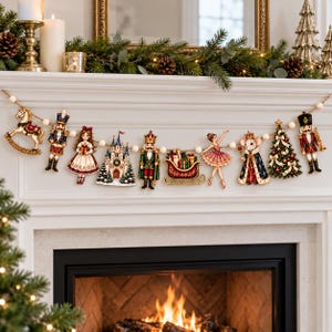 Può includere: Una ghirlanda decorativa con una serie di ornamenti in legno infilati su un cordino con perline bianche. Gli ornamenti includono un cavallo a dondolo, uno schiaccianoci, una ragazza, un castello, un re, una slitta, una ballerina e un albero.