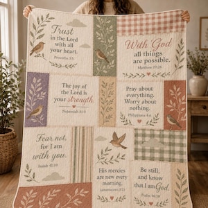 Peut inclure: Une courtepointe en patchwork composée de divers panneaux rectangulaires aux tons beige, vert et terre cuite. Chaque section affiche des versets bibliques imprimés, dont Proverbes 3:5 et Matthieu 19:26, avec des illustrations d'oiseaux, de branches et de nuages.