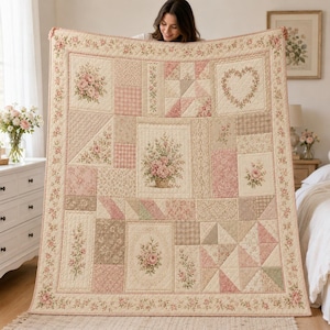 Könnte beinhalten: Eine große rechteckige Steppdecke mit einem Patchwork-Design aus verschiedenen Blumenmustern, karierten Quadraten und einem zentralen Rosenkorb. Die Decke ist mit einem Blumenrankenmotiv umrandet und enthält einen herzförmigen Kranz aus kleinen Blüten.