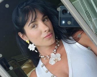 Elegante Halskette aus einer weißen, natürlichen Phanelopsis-Orchideenblüte, konserviert in Harz.