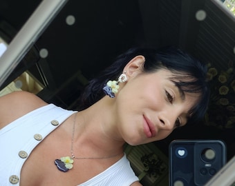 Conjunto de pendientes y collar de pensamiento natural preservados en resina.