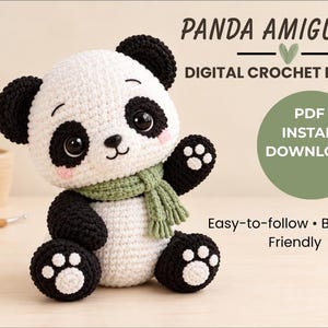Puede incluir: Un juguete amigurumi de panda tejido a ganchillo con hilo blanco y negro, que lleva una bufanda verde salvia. El texto dice PANDA AMIGURUMI DIGITAL CROCHET PATTERN, PDF INSTANT DOWNLOAD y Easy-to-follow Beginner Friendly. El panda tiene ojos oscuros.