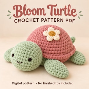 Könnte beinhalten: Ein gehäkeltes Schildkrötenspielzeug mit hellgrünem Kopf und Gliedmaßen, einem altrosa Panzer und einer weißen Blume mit gelber Mitte. Der Text lautet Bloom Turtle CROCHET PATTERN PDF und Digital pattern • No finished toy included.
