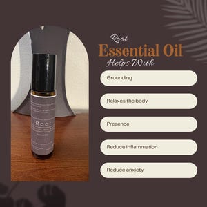 Puede incluir: Un frasco de aceite esencial en rollo marrón con tapa negra. La etiqueta dice "Root Essential Oil" y enumera beneficios como el enraizamiento y la reducción de la ansiedad. El frasco está sobre una superficie de madera.