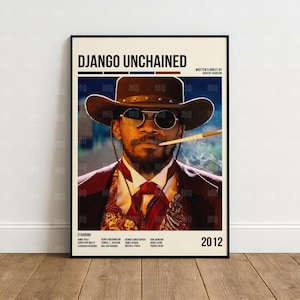Puede incluir: Un póster enmarcado de la película "Django Unchained" con un hombre con sombrero de vaquero y gafas de sol, fumando un cigarrillo. El póster tiene el título de la película, el año 2012 y los nombres de los actores.