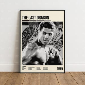 Pode incluir: Cartaz de filme a preto e branco para "The Last Dragon" com um retrato de um homem. O cartaz inclui o título do filme, o ano de 1985 e os nomes dos atores principais. O fundo apresenta um desenho de dragão.