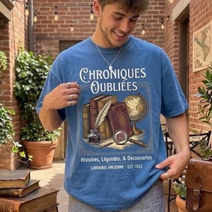 Koszulka Chroniques Oubliees, estetyczna koszulka Dark Academia, prezent dla miłośnika książek w stylu vintage, koszulka z francuskim bibliotekarzem, styl Old Money, prezent dla miłośnika historii