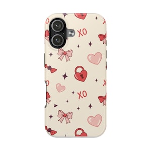 Puede incluir: Una funda de teléfono con un fondo crema que presenta un patrón repetido de lazos rojos, corazones y diseños de cerraduras. Las palabras "XO" también están incluidas en el diseño. La funda tiene un recorte para la cámara.